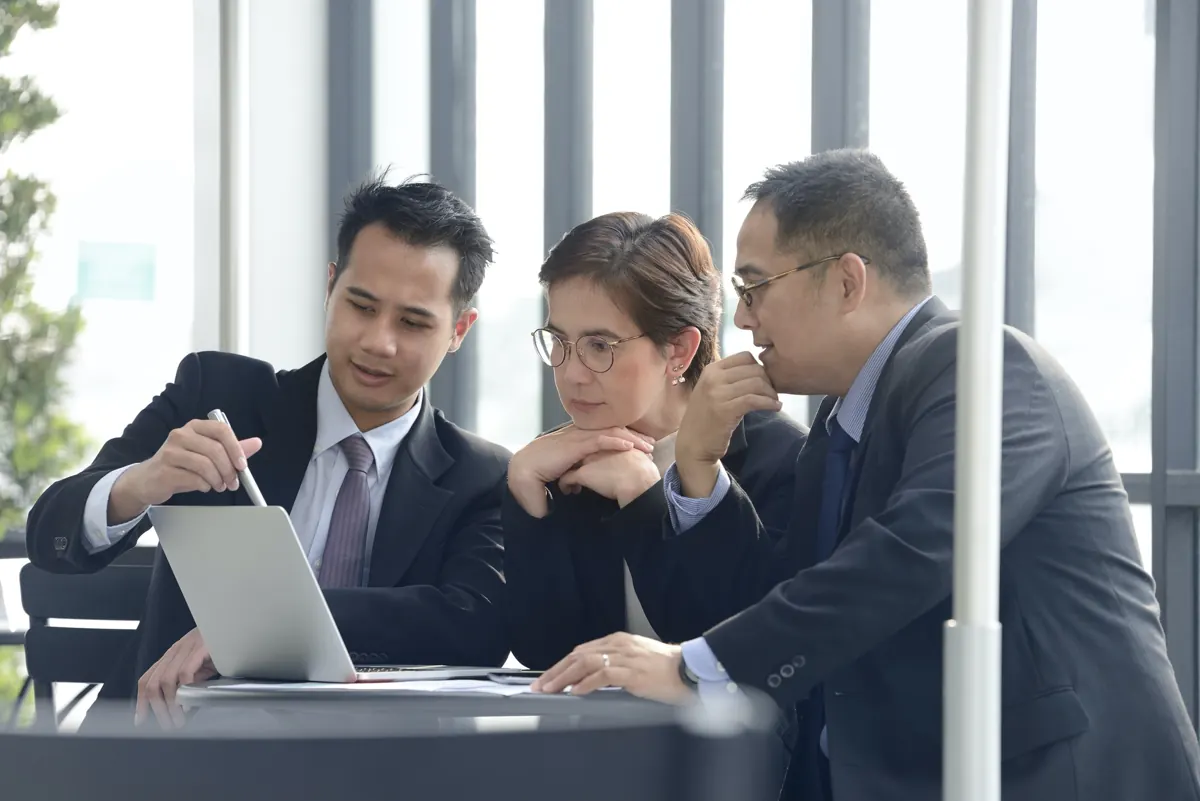 Advisors reviewing figures on a laptop